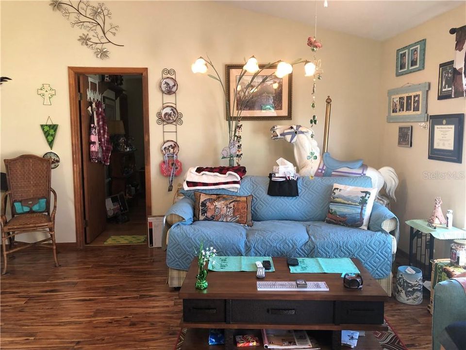 Recently Sold: $350,000 (3 beds, 2 baths, 1241 Square Feet)