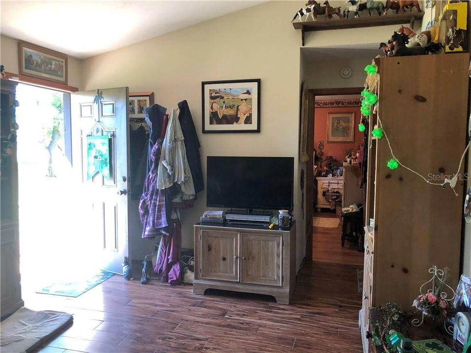 Recently Sold: $350,000 (3 beds, 2 baths, 1241 Square Feet)