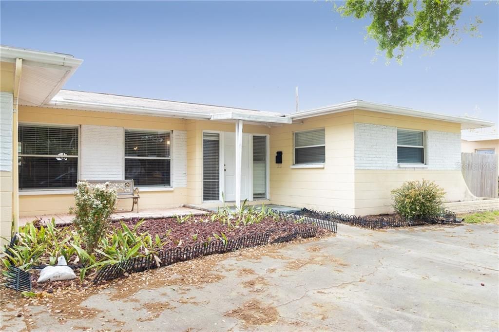 Recently Sold: $230,000 (2 beds, 1 baths, 939 Square Feet)