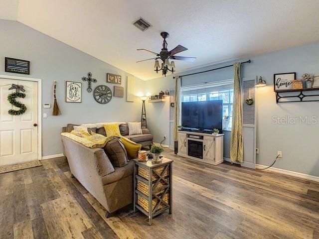 Recently Sold: $215,000 (3 beds, 2 baths, 1488 Square Feet)