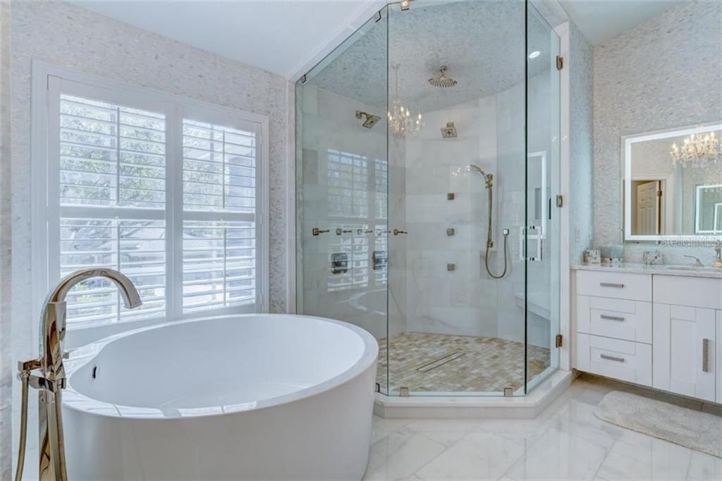 最近售出: $895,000 (4 贝兹, 5 浴室, 4200 平方英尺)