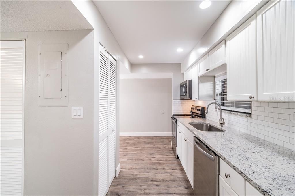 Recently Sold: $129,900 (2 beds, 1 baths, 1102 Square Feet)