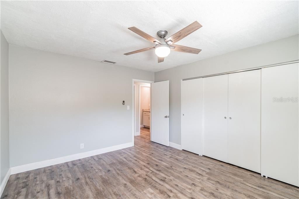 Recently Sold: $129,900 (2 beds, 1 baths, 1102 Square Feet)