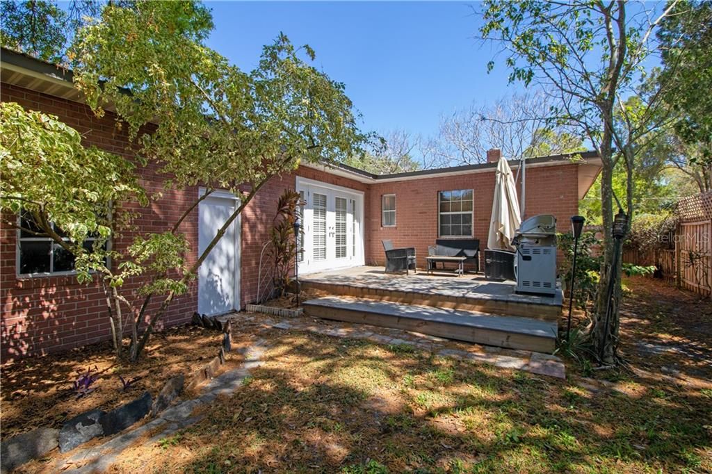 Recently Sold: $240,000 (2 beds, 1 baths, 974 Square Feet)