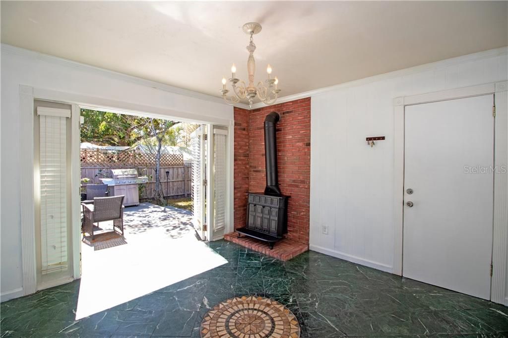 Recently Sold: $240,000 (2 beds, 1 baths, 974 Square Feet)