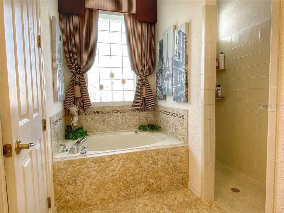 最近售出: $429,900 (3 贝兹, 2 浴室, 2601 平方英尺)