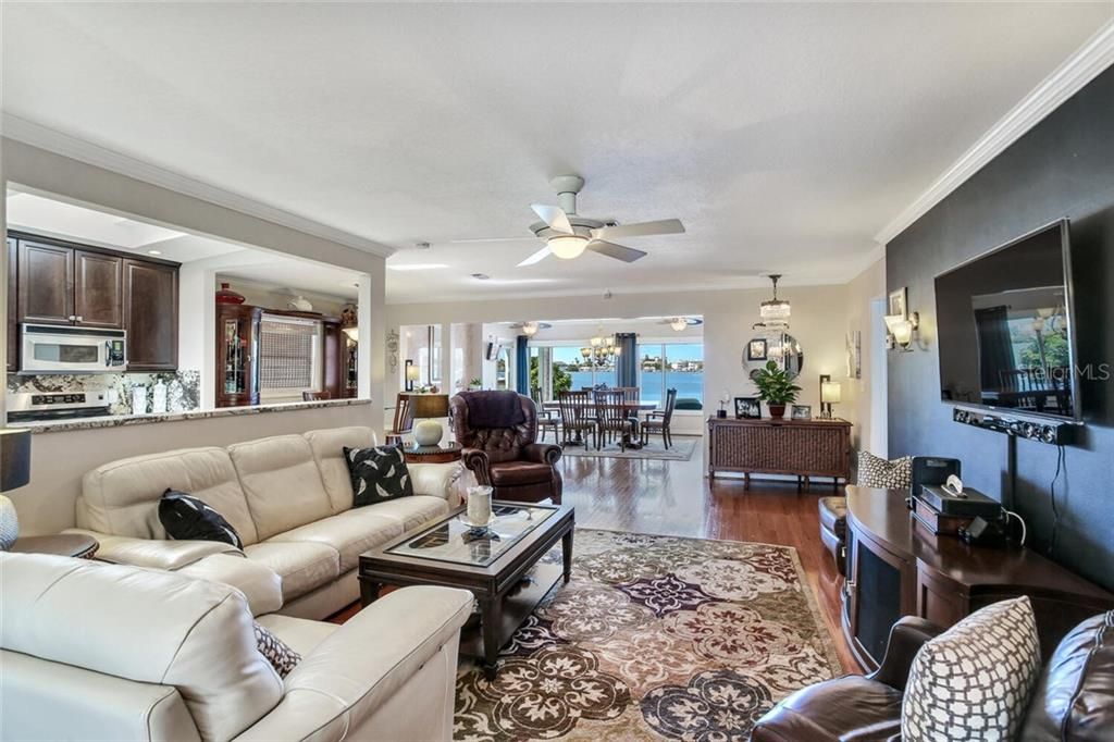 Recently Sold: $1,075,000 (3 beds, 3 baths, 2137 Square Feet)