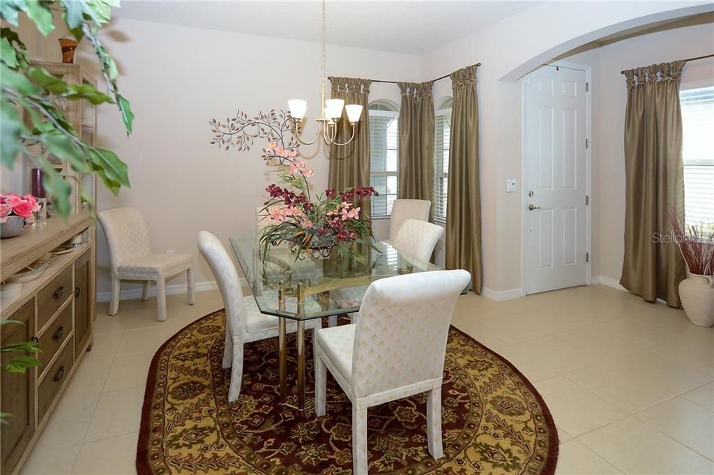 Recently Sold: $300,000 (2 beds, 2 baths, 1732 Square Feet)