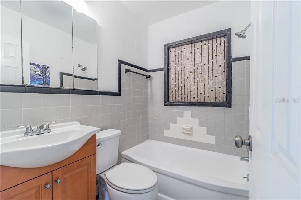 最近售出: $199,000 (2 贝兹, 2 浴室, 819 平方英尺)