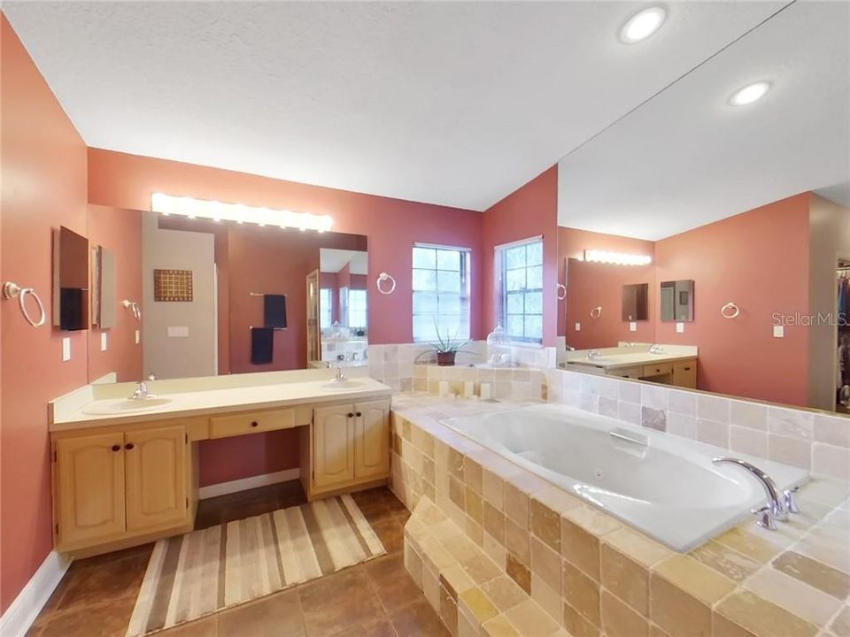 Недавно продано: $700,000 (4 спален, 3 ванн, 3341 Квадратных фут)