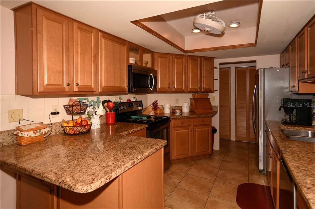 Kitchen w/granite counter, upgraded cabinets, stainless appliances, undermount sink