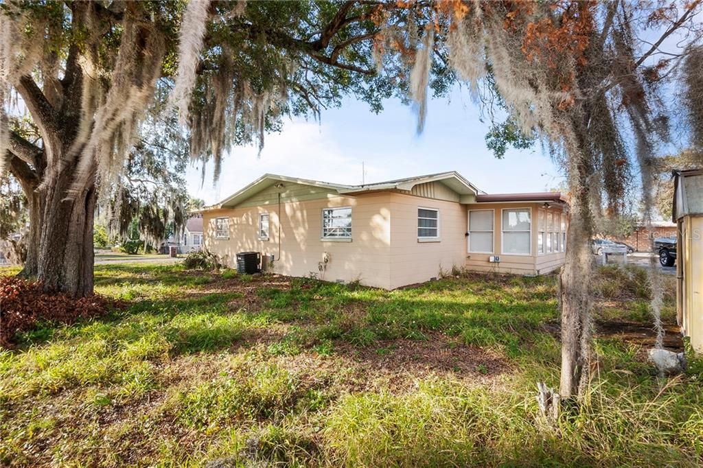 Recently Sold: $160,000 (3 beds, 2 baths, 1716 Square Feet)