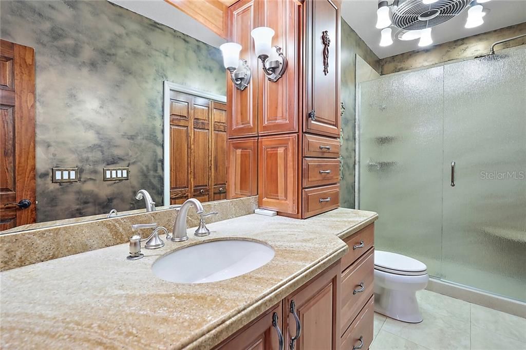 最近售出: $649,900 (4 贝兹, 2 浴室, 3105 平方英尺)