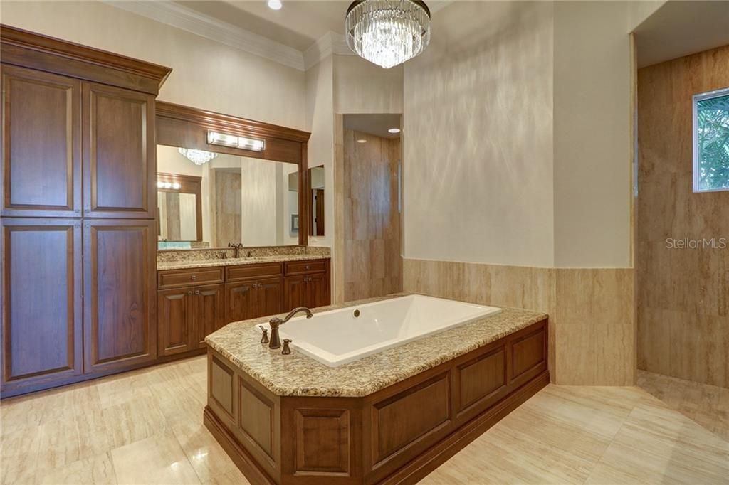 Недавно продано: $2,875,000 (4 спален, 5 ванн, 4087 Квадратных фут)