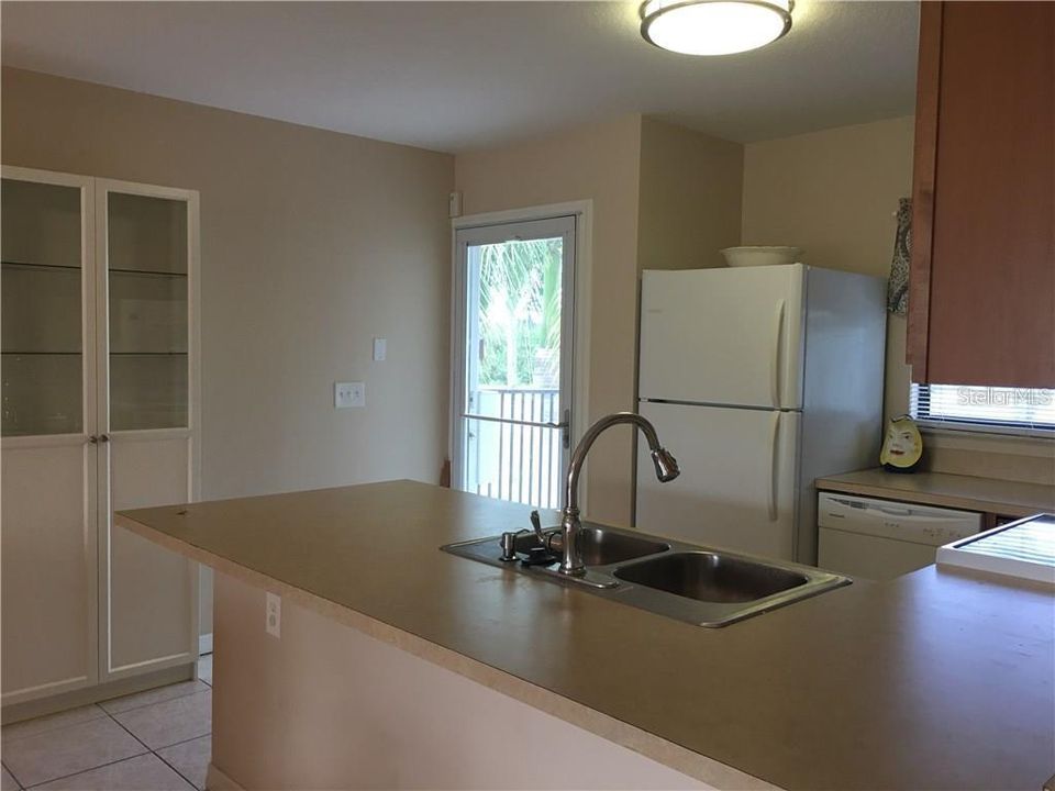 Recently Rented: $1,050 (2 beds, 2 baths, 884 Square Feet)