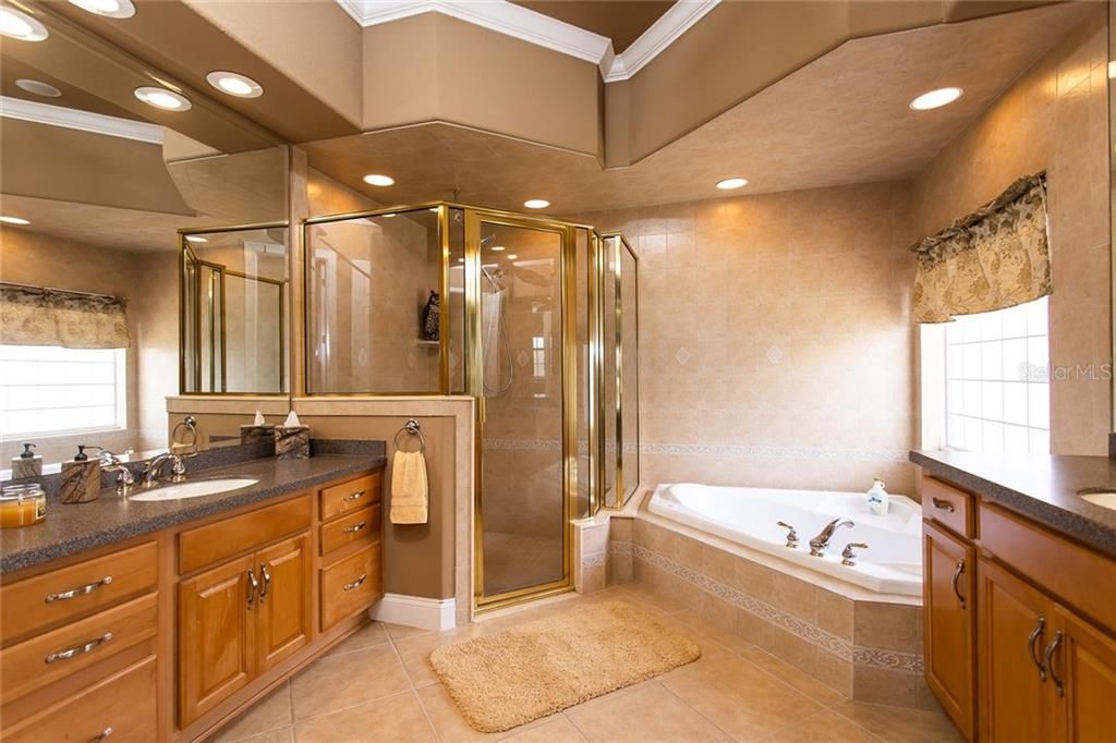 Vendido Recientemente: $650,000 (5 camas, 4 baños, 3674 Pies cuadrados)