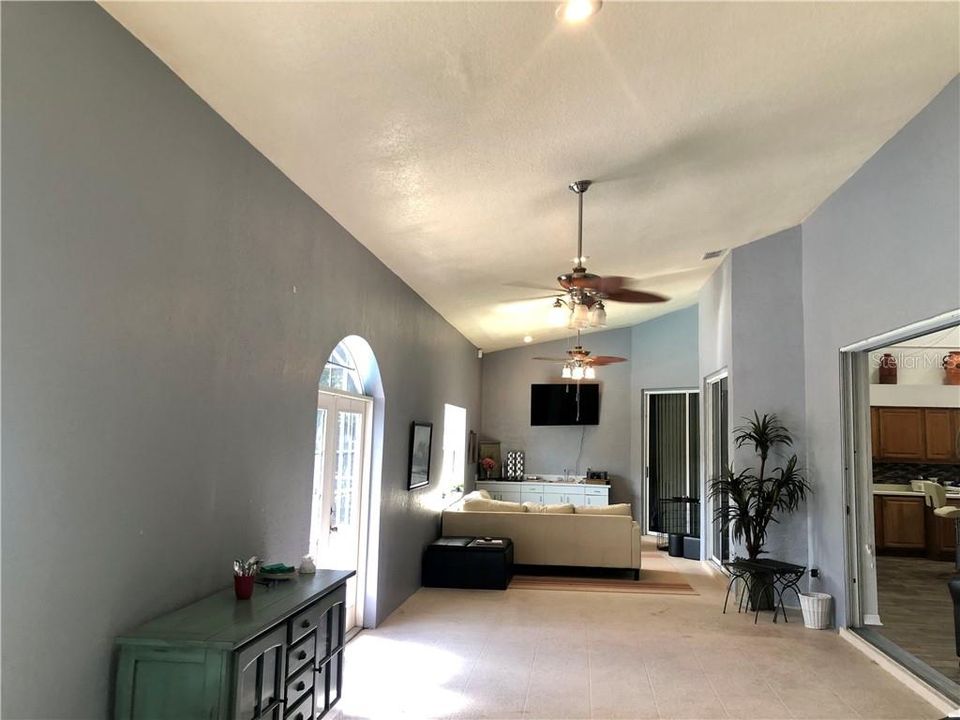 Large entertaining/Florida room w/ wet bar and grill