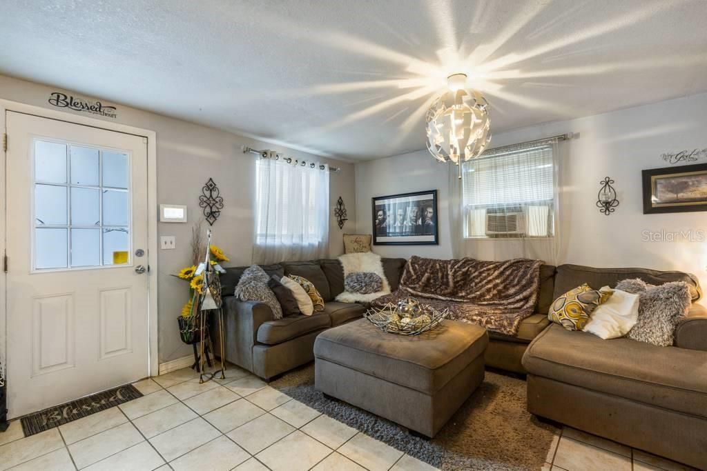 Recently Sold: $350,000 (3 beds, 2 baths, 1056 Square Feet)