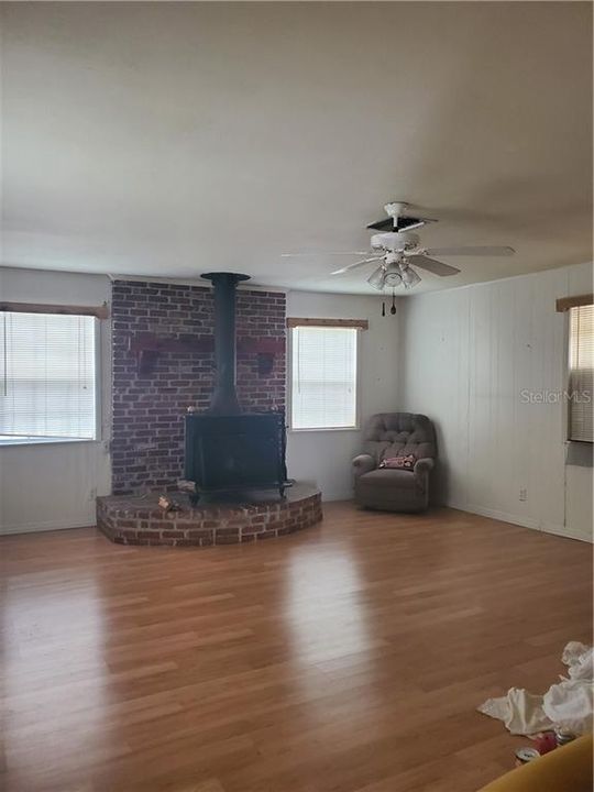 Recently Sold: $170,000 (3 beds, 1 baths, 1323 Square Feet)