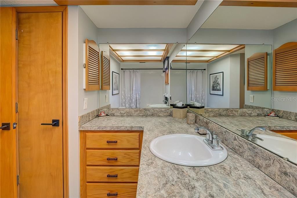 Недавно продано: $199,900 (2 спален, 2 ванн, 1438 Квадратных фут)