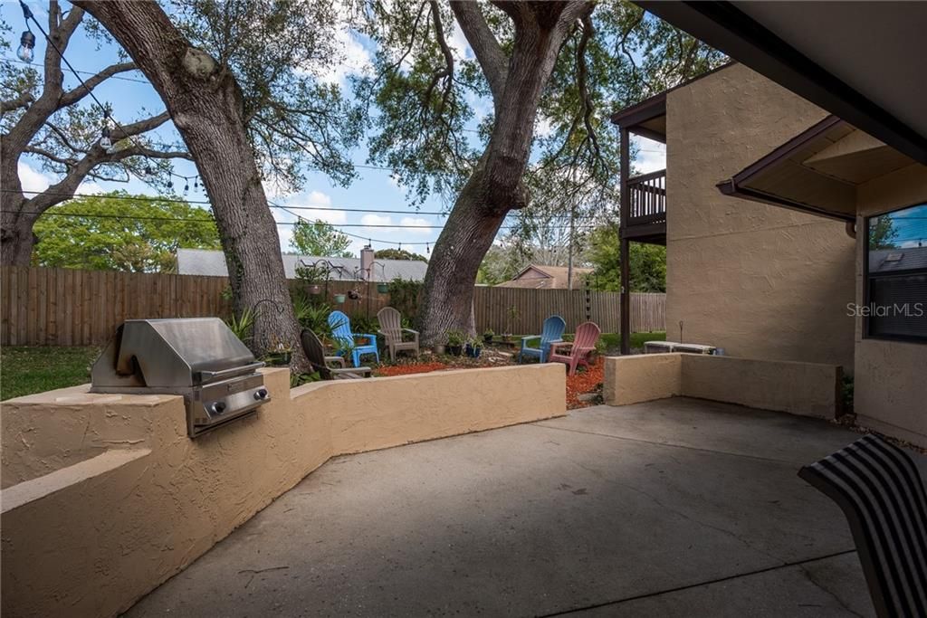 Built in grill with new grate, ready for entertaining on this spacious patio