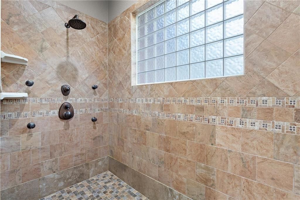 最近售出: $412,999 (3 贝兹, 3 浴室, 2434 平方英尺)