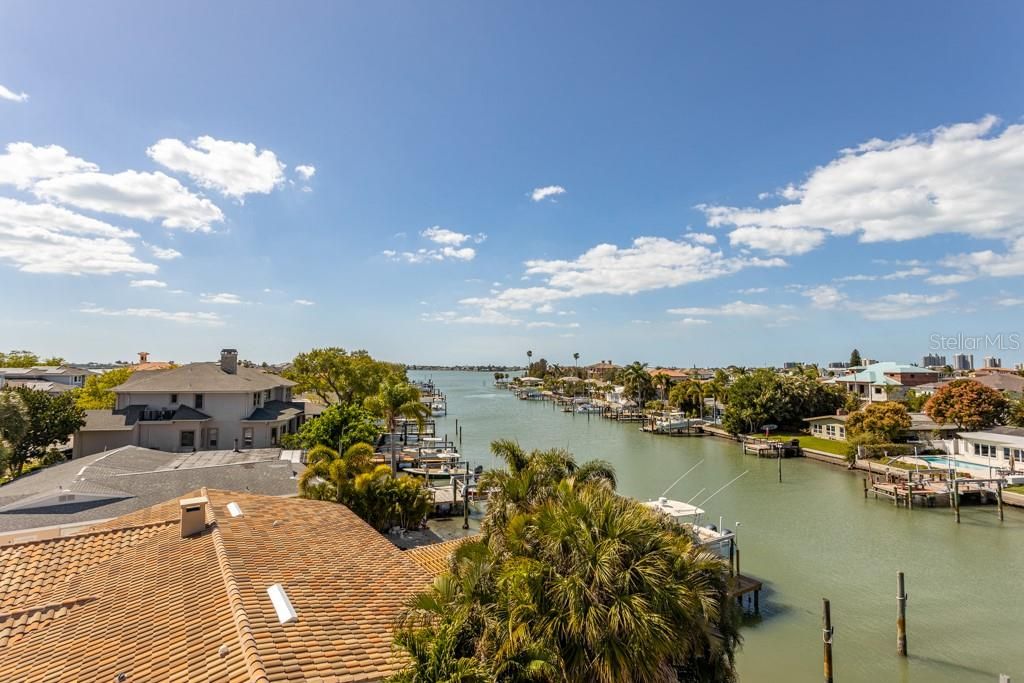 Recently Sold: $1,250,000 (5 beds, 4 baths, 3715 Square Feet)
