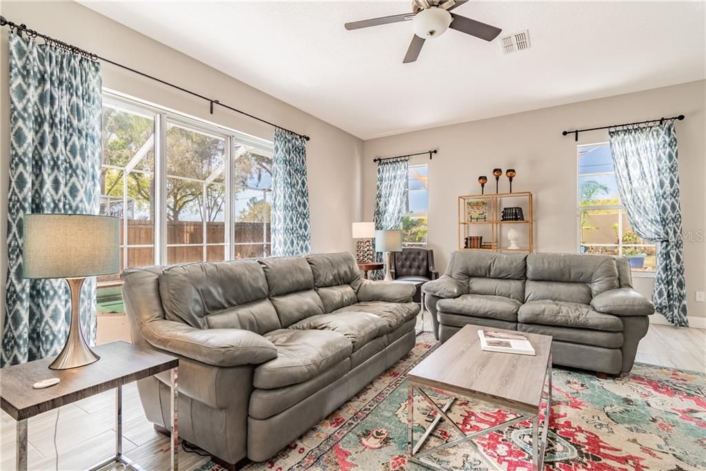 Recently Sold: $425,000 (4 beds, 3 baths, 2518 Square Feet)