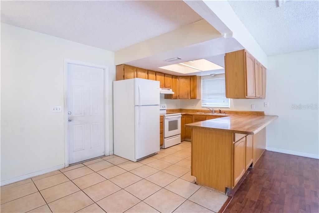 Recently Sold: $215,000 (3 beds, 2 baths, 1427 Square Feet)