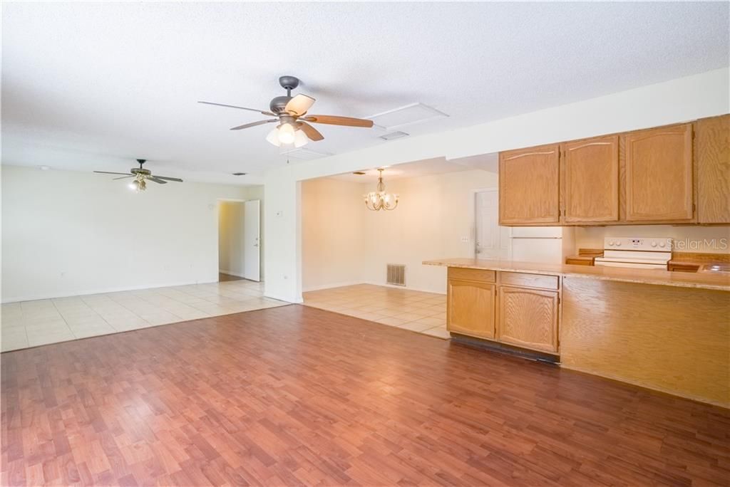Recently Sold: $215,000 (3 beds, 2 baths, 1427 Square Feet)