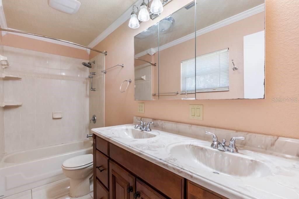 最近售出: $368,500 (4 贝兹, 3 浴室, 2556 平方英尺)