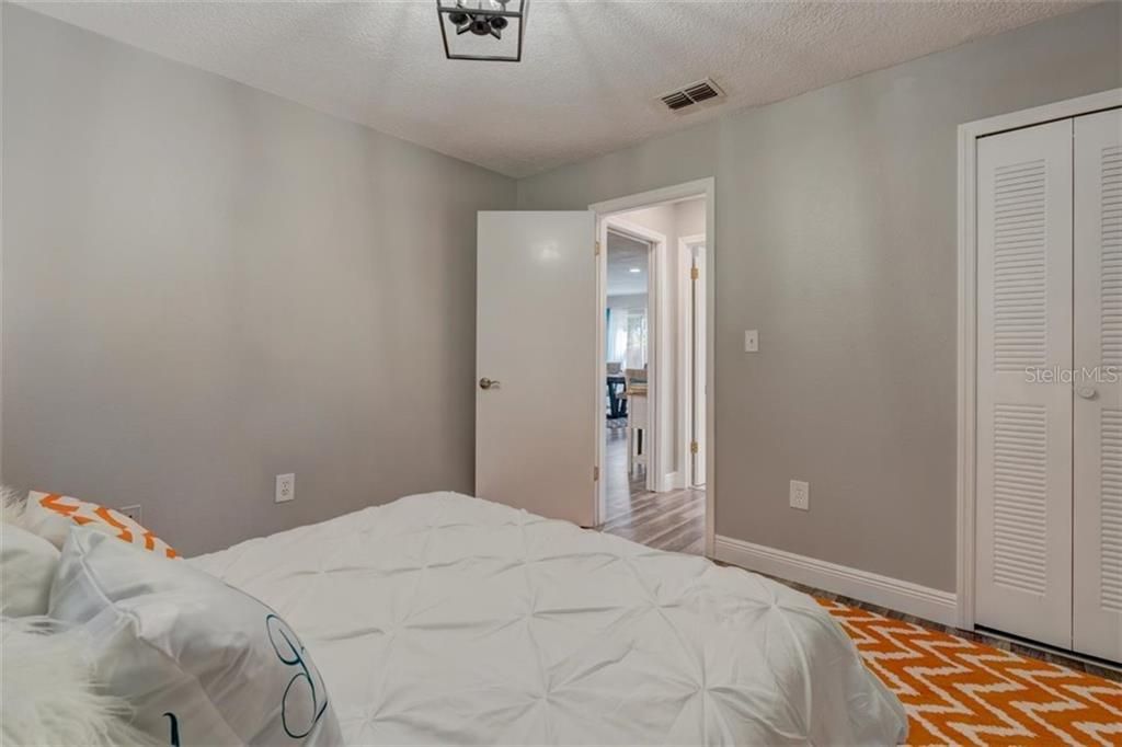 Recently Sold: $325,000 (2 beds, 2 baths, 1379 Square Feet)