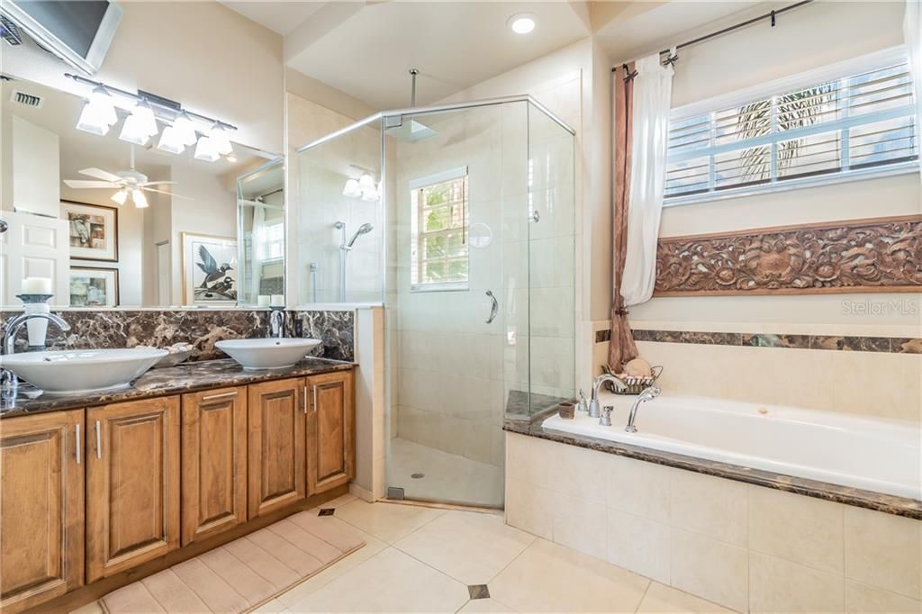 最近售出: $600,000 (3 贝兹, 2 浴室, 2436 平方英尺)