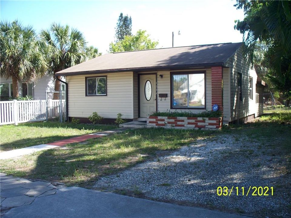 Recently Sold: $139,900 (2 beds, 1 baths, 883 Square Feet)