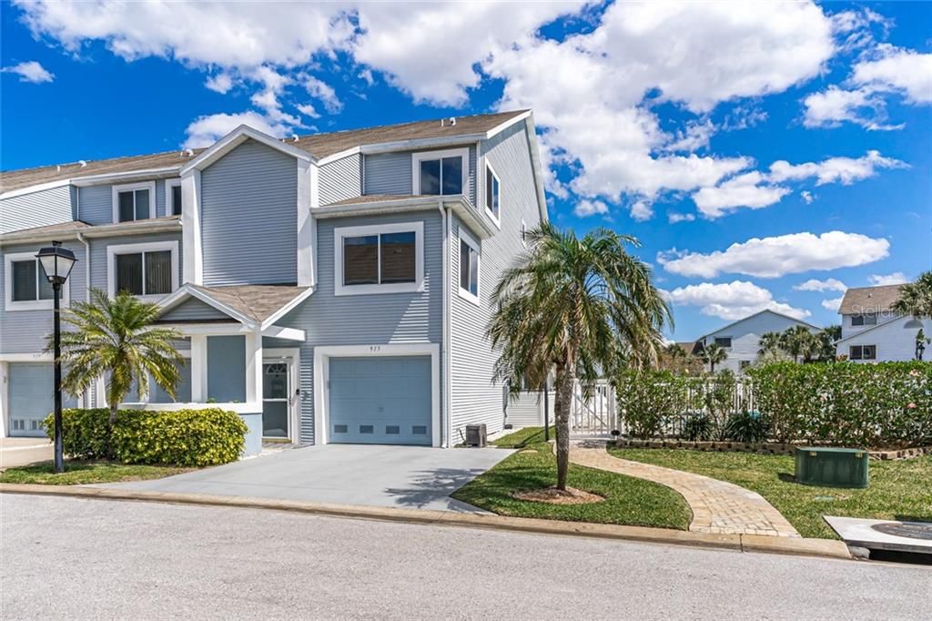 Recently Sold: $489,000 (3 beds, 3 baths, 1616 Square Feet)
