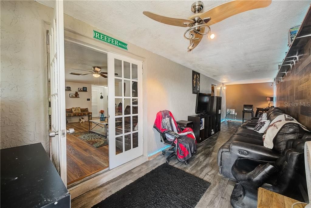 Recently Sold: $185,000 (3 beds, 2 baths, 1098 Square Feet)