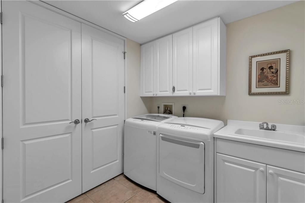 Large laundry room and sink !