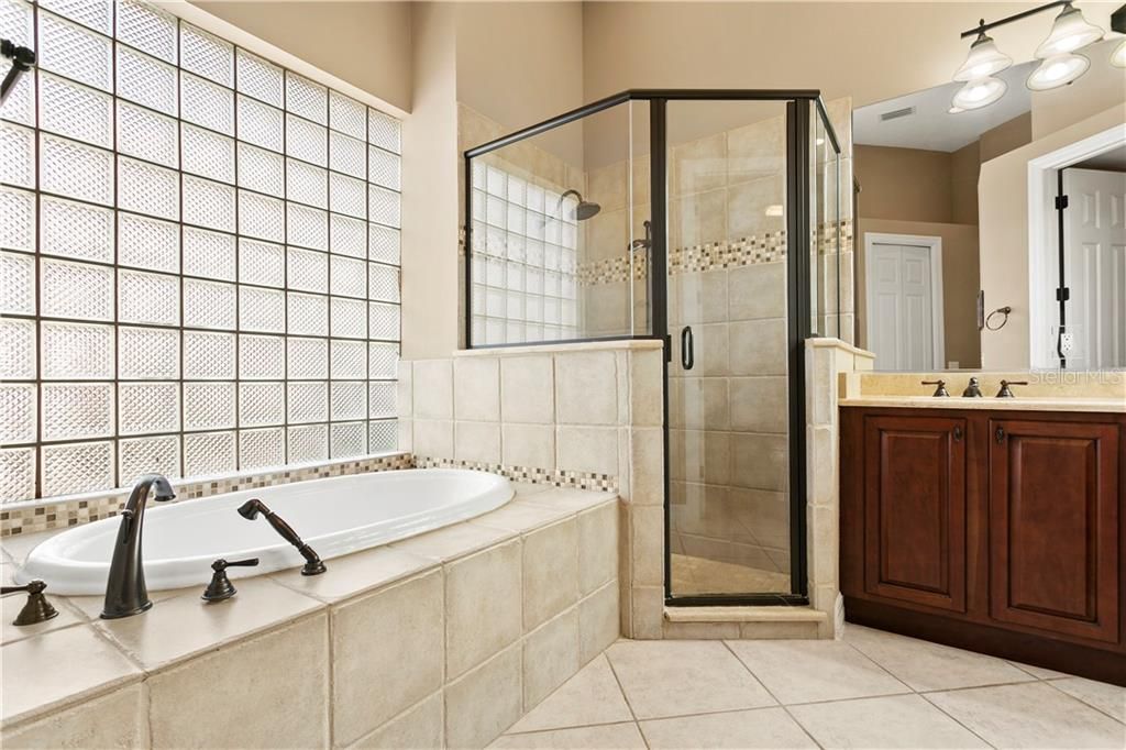 最近售出: $900,000 (3 贝兹, 2 浴室, 2583 平方英尺)