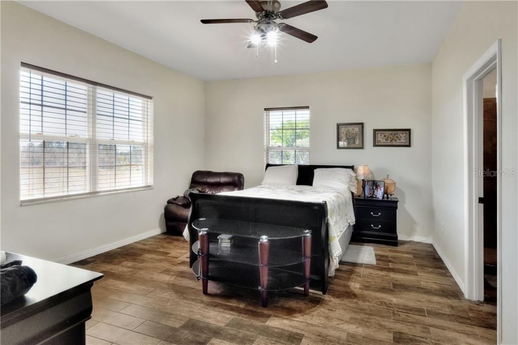 Recently Sold: $325,000 (2 beds, 3 baths, 1958 Square Feet)