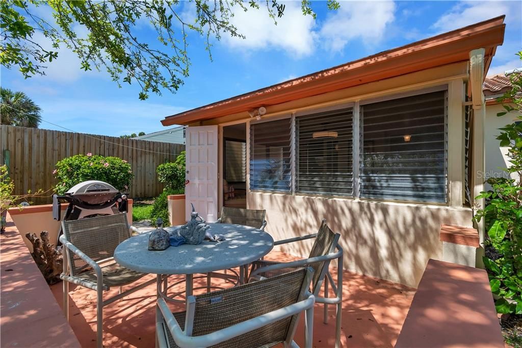 Recently Sold: $475,500 (2 beds, 1 baths, 967 Square Feet)