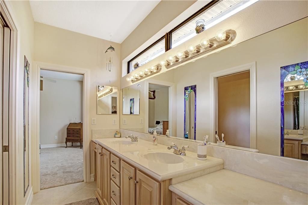 最近售出: $975,000 (5 贝兹, 4 浴室, 4747 平方英尺)