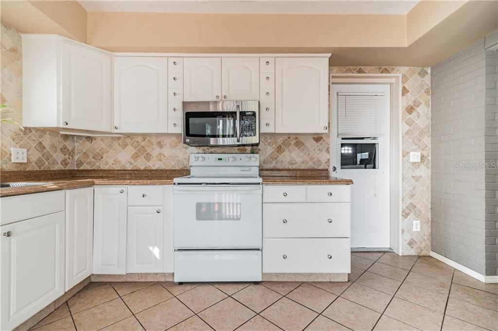 Recently Sold: $367,500 (3 beds, 2 baths, 1740 Square Feet)