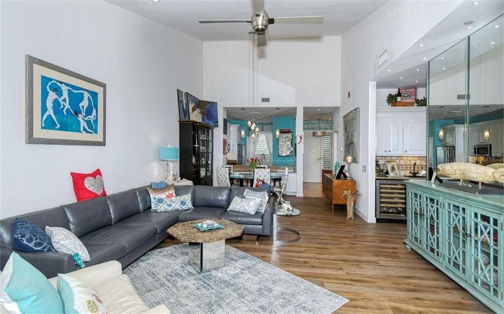 Recently Sold: $599,000 (2 beds, 2 baths, 1293 Square Feet)