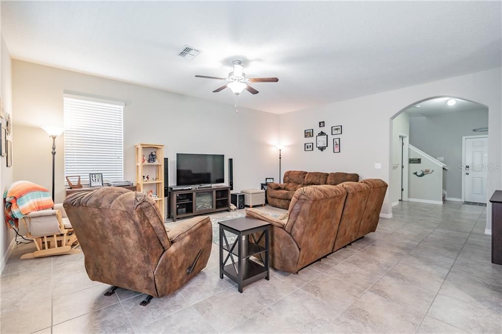 Recently Sold: $325,000 (3 beds, 2 baths, 2186 Square Feet)
