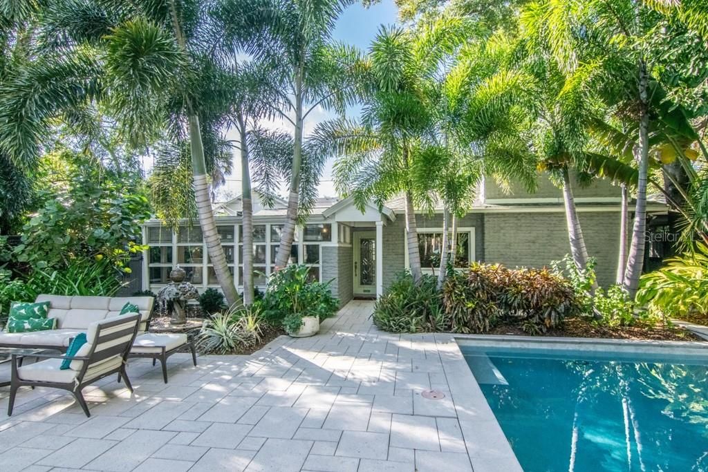 Recently Sold: $925,000 (2 beds, 2 baths, 2002 Square Feet)