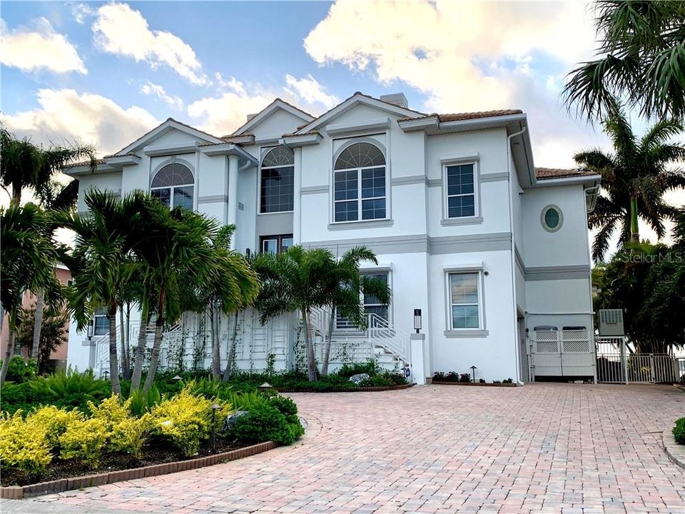 Recently Sold: $2,500,000 (4 beds, 6 baths, 4400 Square Feet)