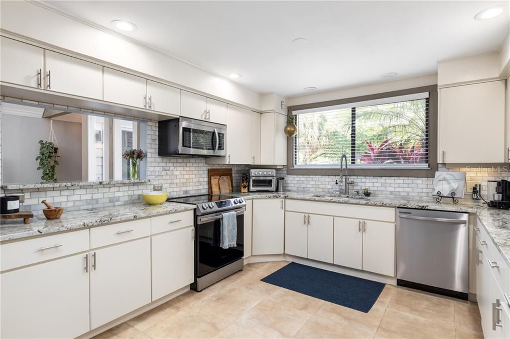 Recently Sold: $850,000 (3 beds, 2 baths, 2223 Square Feet)