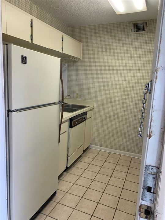 Kitchen / Refrigerator, Sink, Dishwasher