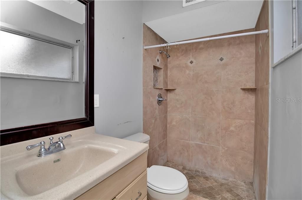最近售出: $180,000 (3 贝兹, 2 浴室, 1166 平方英尺)