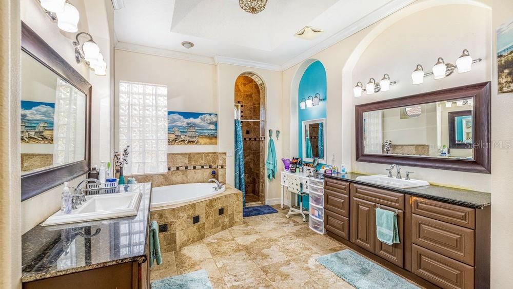 最近售出: $759,000 (4 贝兹, 3 浴室, 3990 平方英尺)